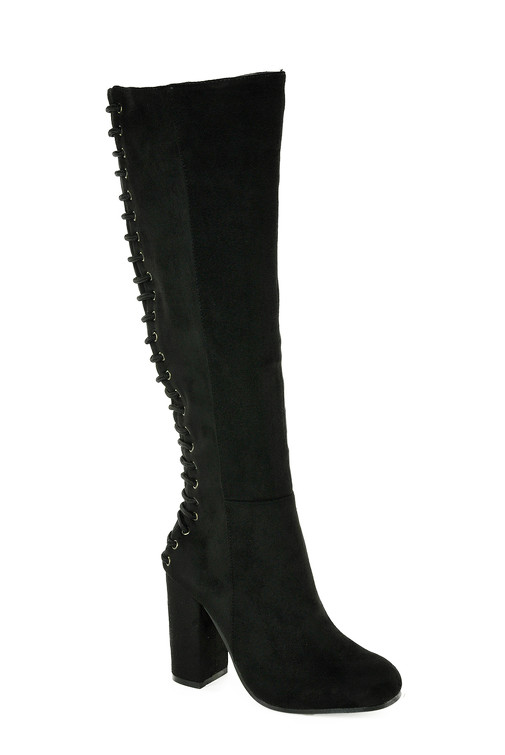 Stiefel mit Absatz und Schnürung hinten